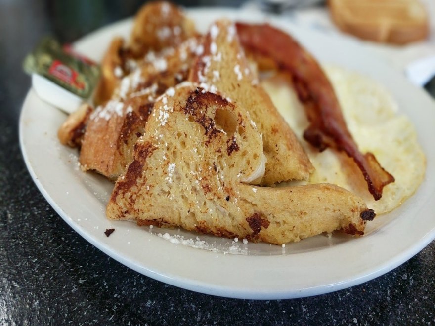 Satellite Breakfast Restaurant and Pool Bar