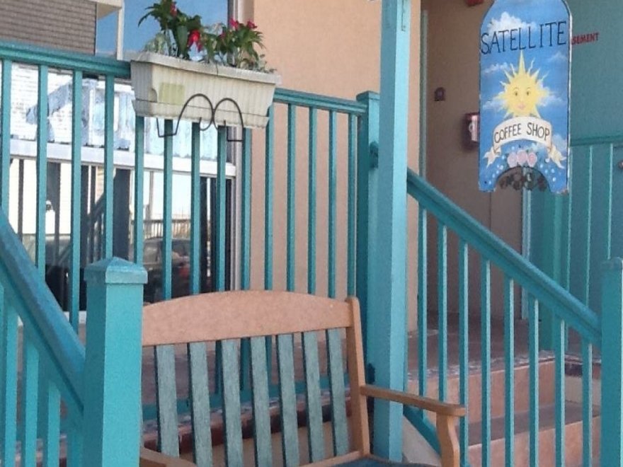 Satellite Breakfast Restaurant and Pool Bar